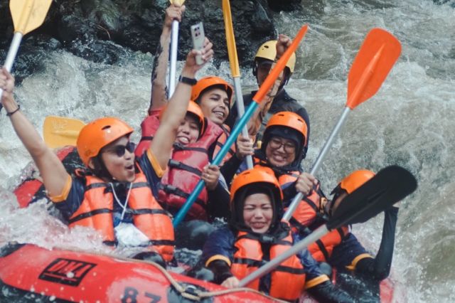 Rafting Cisadane Bogor: Mulai 200rb-an Rasakan Serangan Arus dan Keindahan Alam!